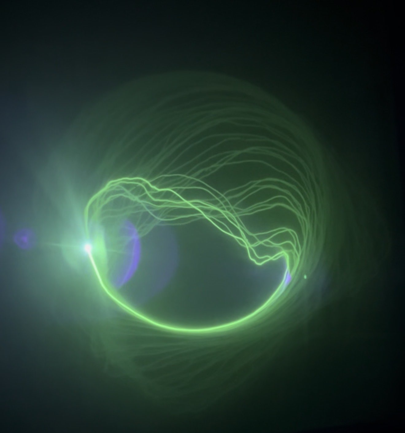 A glowing circle on the sail with a large dent in its upper section, drawn over several synced periods