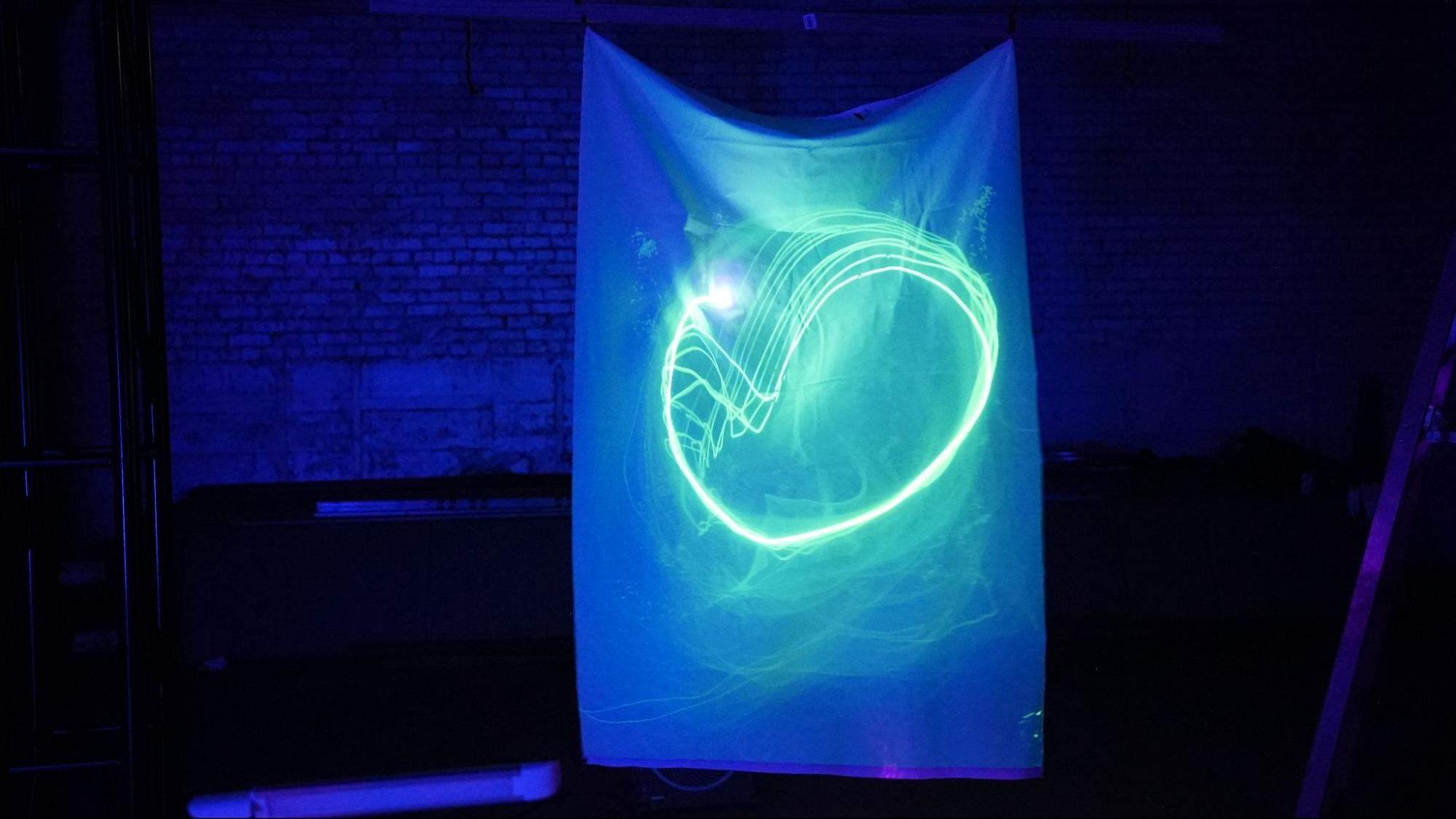 The same synced circle seen on the full hanging sail under blue light